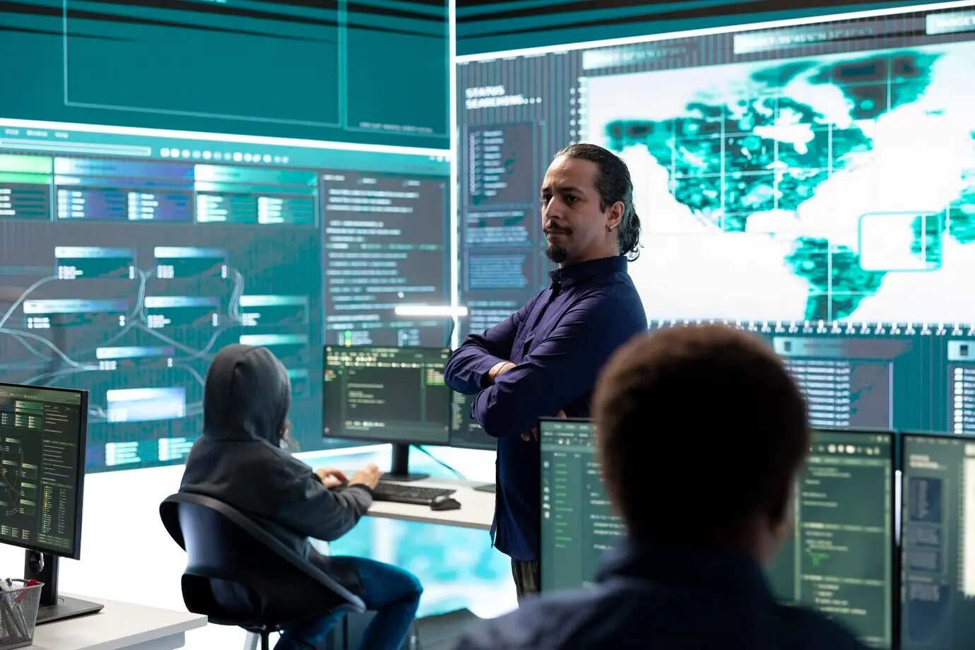 Группа хакеров, атакующая сетевую безопасность в правительственном учреждении.