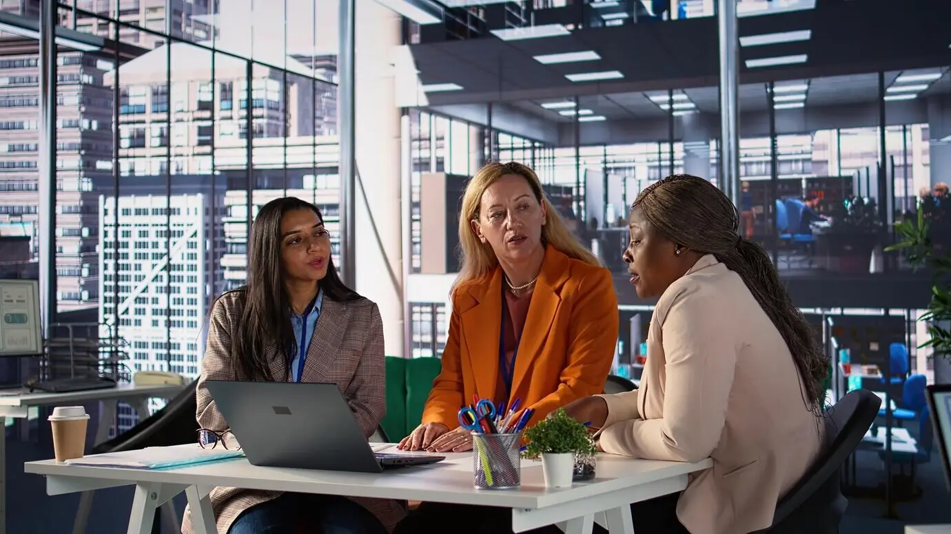 Сосредоточенная директор и её команда участвуют в видеозвонке с генеральным директором.