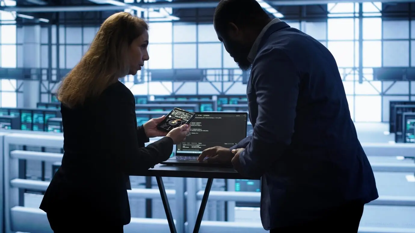 Сотрудники ИТ-поддержки в серверном хабе осуществляют мониторинг серверной инфраструктуры.