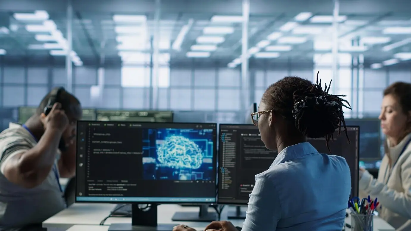 Сотрудник, работающий с алгоритмами машинного обучения ИИ