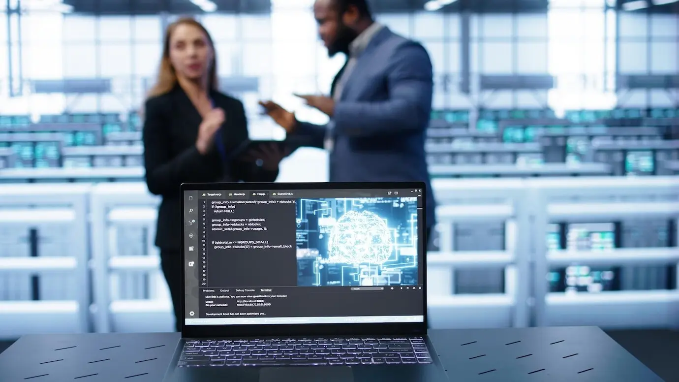 Крупный план ноутбука, на котором отображаются алгоритмы машинного обучения ИИ.